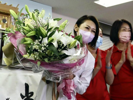 当選を喜ぶ三原じゅん子