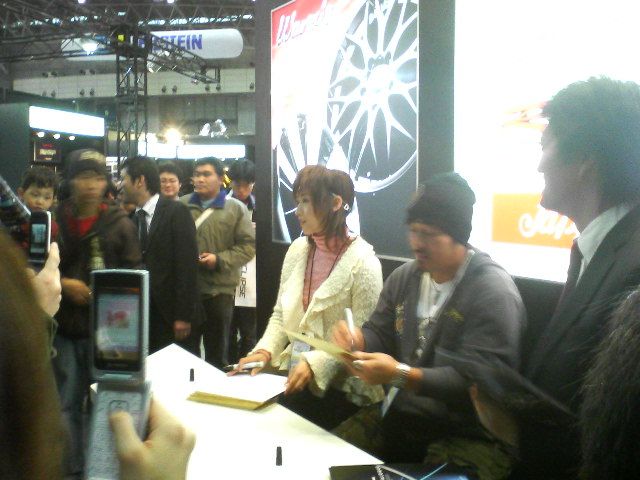 番組に共演する三原じゅん子とコアラ