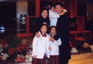 西村康稔の娘と妻