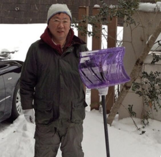 2014年、雪かきをする松野博一