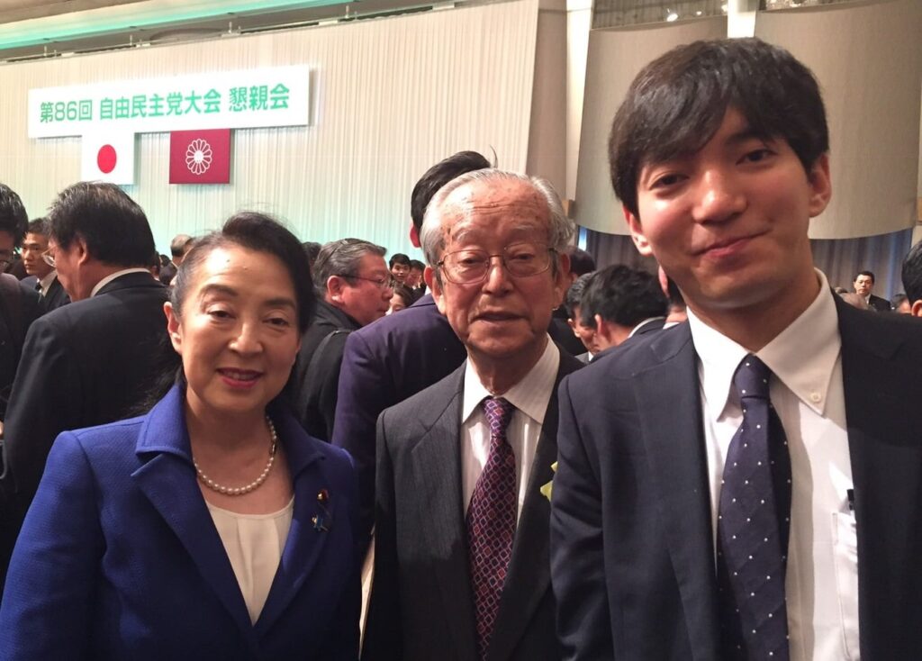 尾身朝子氏・父親・長男のスリーショット